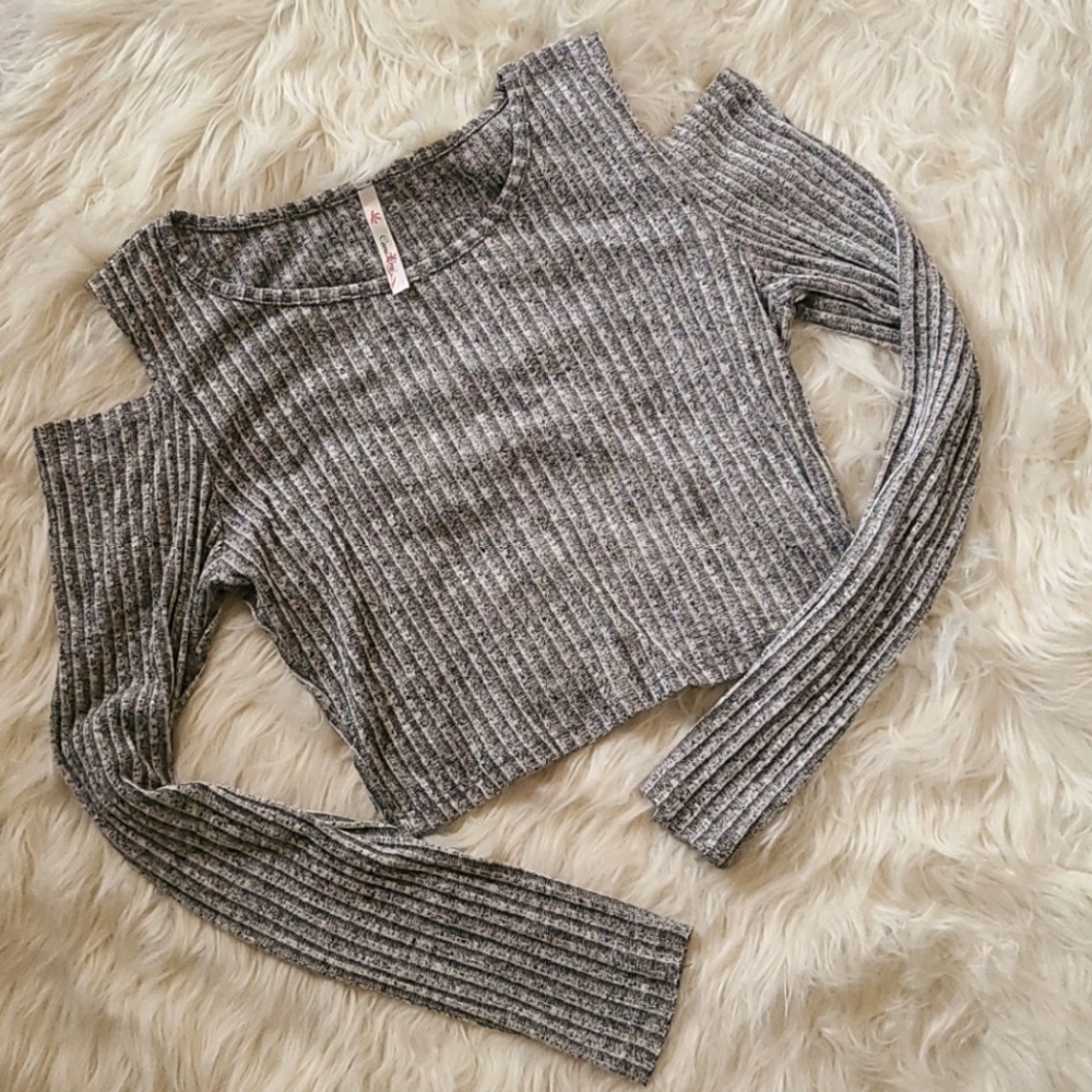 Cold shoulder cropped sweater